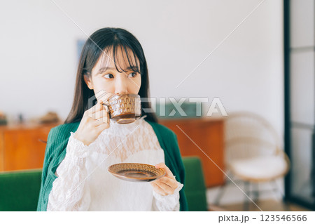 ソファに座ってコーヒーを飲む女性 123546566