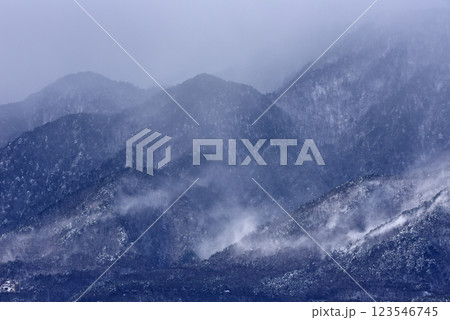 冬の山肌 123546745