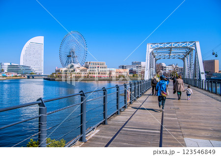 日本の横浜都市景観 4月並みの陽気…観光客らで賑わう汽車道。奥に運河パーク駅＝1日 123546849