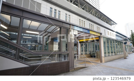 都営地下鉄大江戸線の汐留駅、汐留地下歩道の7番出入口と新交通ゆりかもめの駅出入口 都営地下鉄大江戸線の汐留駅、汐留地下歩道の7番出入口と新交通ゆりかもめの駅出入口 123546979