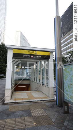 都営地下鉄大江戸線の汐留駅、汐留地下歩道の4番出入口 123546986