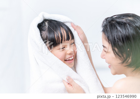 お風呂上がりの親子。 123546990