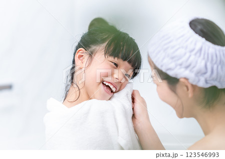 お風呂上がりの親子。 123546993