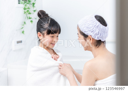 お風呂上がりの親子。 123546997