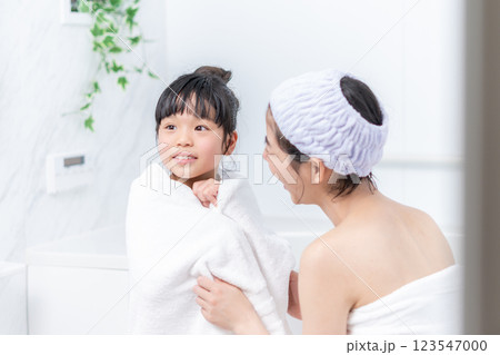 お風呂上がりの親子。 123547000
