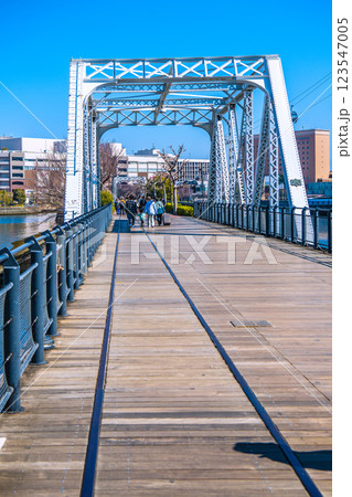 日本の横浜都市景観 観光客らで賑わう汽車道やヨコハマエアキャビンなどを望む。。奥に運河パーク駅＝1日 123547005