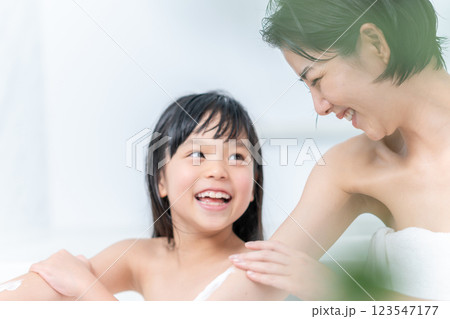 仲良くお風呂に入る親子。 123547177