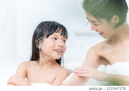 仲良くお風呂に入る親子。 123547178