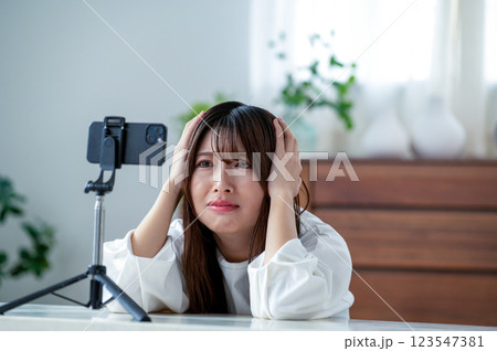 動画撮影でショックを受ける若い女性 動画撮影でショックを受ける若い女性 123547381