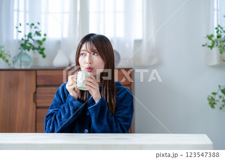 リビングでくつろぐ若い女性 リビングでくつろぐ若い女性 123547388
