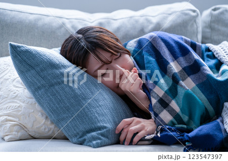 体調不良で寝込む若い女性 体調不良で寝込む若い女性 123547397