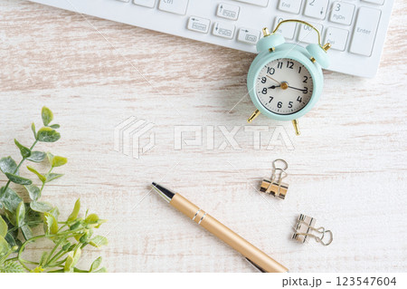 白いデスクのワークスペース|時計とキーボード 白いデスクのワークスペース|時計とキーボード 123547604
