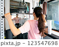 ラットプルダウンで筋肉トレーニングをする女性 123547698