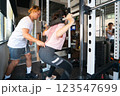 スポーツジムで筋肉トレーニングをする女性 123547699
