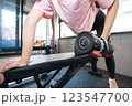 スポーツジムで筋肉トレーニングをする女性 123547700