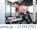 スポーツジムで筋肉トレーニングをする女性 123547701