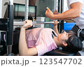 スポーツジムで筋肉トレーニングをする女性 123547702