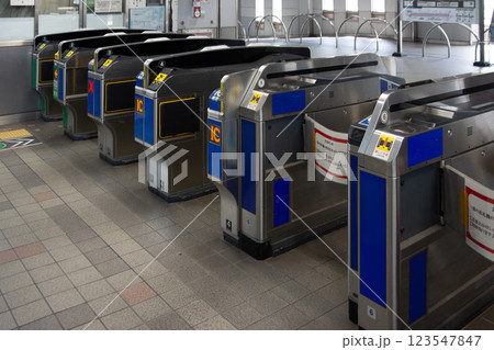 京阪電車門真市駅の自動改札機 123547847
