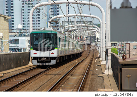 京阪電車寝屋川市駅から京都に向けて走行する電車 京阪電車寝屋川市駅から京都に向けて走行する電車 123547848