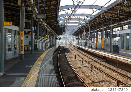 京阪電車萱島駅のプラットフォーム 京阪電車萱島駅のプラットフォーム 123547849