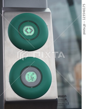 自動運転バスの車内 自動運転バスの車内 123548175