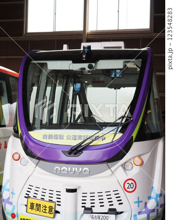 自動運転バス 123548283