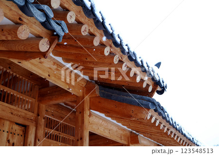 雪の積もる景福宮の伝統的な建物 123548513