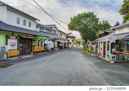 袋井市にある可睡斎前の風景(静岡県) 袋井市にある可睡斎前の風景(静岡県) 123548609