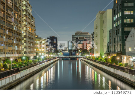都会の夜に流れる川 123549772
