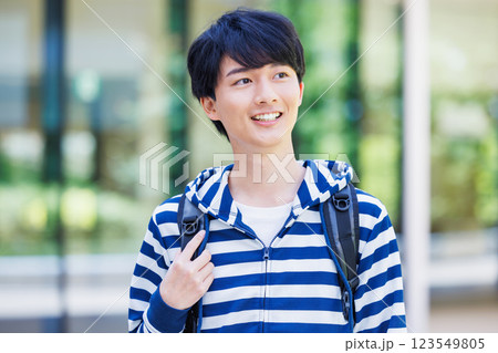 新緑の綺麗なキャンパスを歩く大学生　撮影協力「LINK FOREST」 123549805