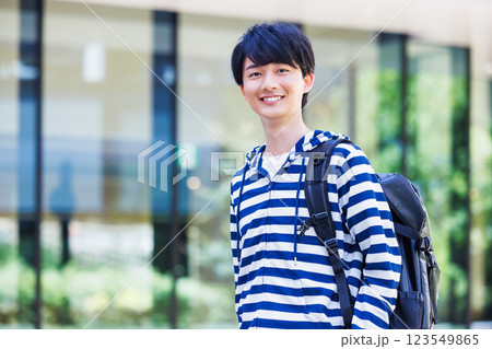 新緑の綺麗なキャンパスを歩く大学生 撮影協力「LINK FOREST」 新緑の綺麗なキャンパスを歩く大学生 撮影協力「LINK FOREST」 123549865