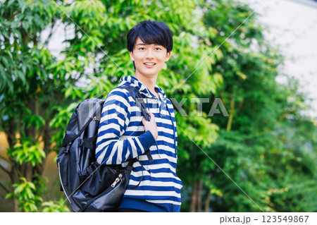 新緑の綺麗なキャンパスを歩く大学生　撮影協力「LINK FOREST」 123549867
