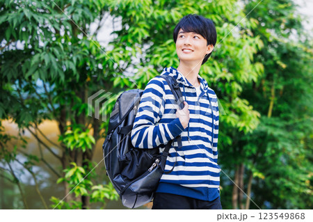 新緑の綺麗なキャンパスを歩く大学生 撮影協力「LINK FOREST」 新緑の綺麗なキャンパスを歩く大学生 撮影協力「LINK FOREST」 123549868