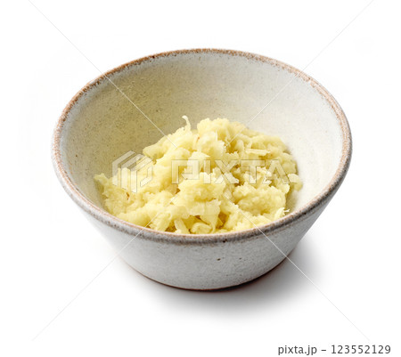 bowl of grated ginger 123552129