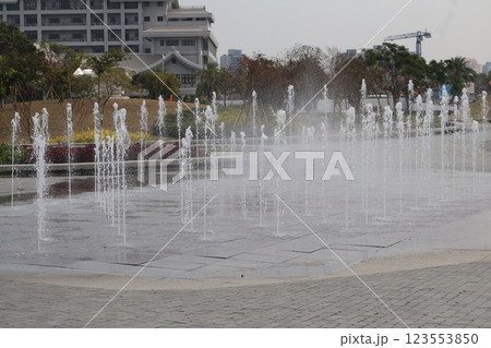 勢いよく水の出る噴水のある公園の風景 123553850