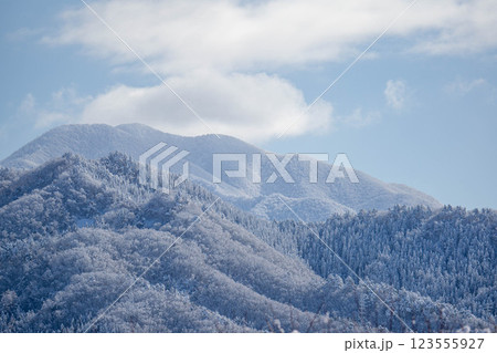 青空に映える雪山 123555927