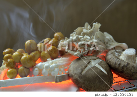 煙り立ち昇る七輪でキノコを焼く 123556155