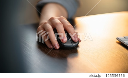 PCマウス操作の手元 123556536