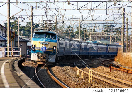 東京駅に向けラストスパート… 東海道線を疾走するブルートレイン『寝台特急はやぶさ・富士』 123556669