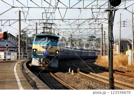 東京駅に向けラストスパート… 東海道線を疾走するブルートレイン『寝台特急はやぶさ・富士』 東京駅に向けラストスパート… 東海道線を疾走するブルートレイン『寝台特急はやぶさ・富士』 123556670