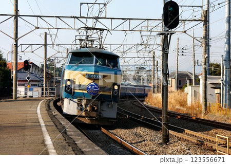 東京駅に向けラストスパート… 東海道線を疾走するブルートレイン『寝台特急はやぶさ・富士』 東京駅に向けラストスパート… 東海道線を疾走するブルートレイン『寝台特急はやぶさ・富士』 123556671