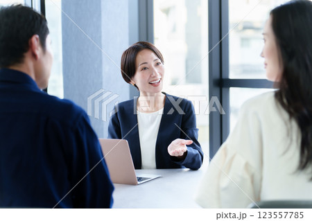 カウンセラー 面談 相談 カウンセラー 面談 相談 123557785