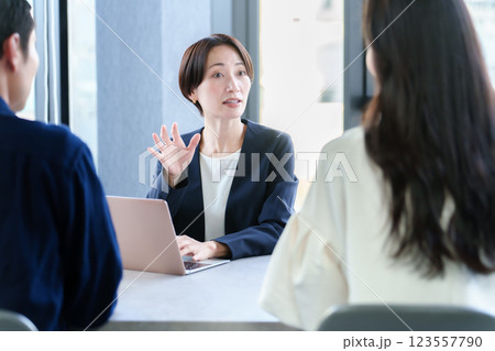 カウンセラー 面談 相談 カウンセラー 面談 相談 123557790