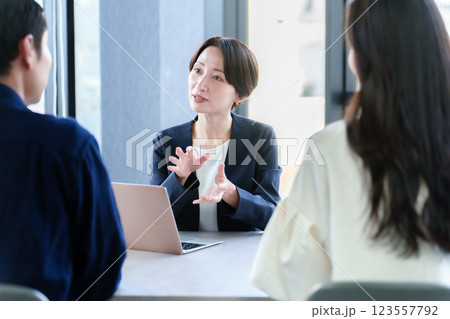 カウンセラー　面談　相談 123557792