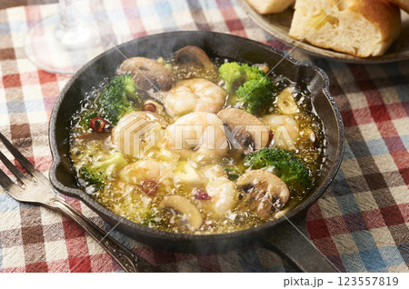 エビが美味しいニンニクの効いたアヒージョ 123557819