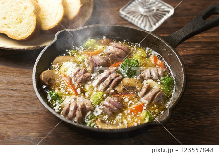 砂肝を美味しく堪能するアヒージョ 123557848