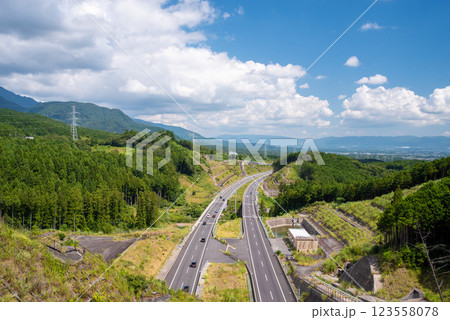 夏の高速道路《新名神高速・菰野IC～鈴鹿PAスマートIC・四日市トンネル北側》 123558078
