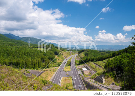 夏の高速道路《新名神高速・菰野IC～鈴鹿PAスマートIC・四日市トンネル北側》 123558079