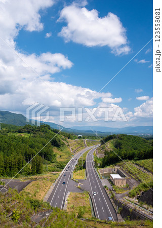 夏の高速道路《新名神高速・菰野IC～鈴鹿PAスマートIC・四日市トンネル北側》 123558081