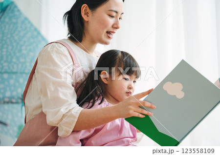 園児に絵本を読み聞かせる保育士 123558109